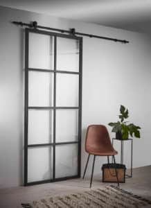 Till de nya skjutdörrsbeslagen har kunden fem dörrmodeller att välja mellan, tre massiva trädörrar i obehandlad furu och två glasdörrar med svarta alumiumprofiler.