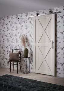 Till de nya skjutdörrsbeslagen har kunden fem dörrmodeller att välja mellan, tre massiva trädörrar i obehandlad furu och två glasdörrar med svarta alumiumprofiler.