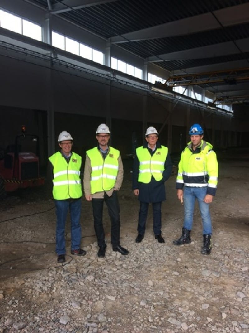 Vid den nya anläggningen Niklas Bjärholm, produktionsansvarig på NP Nilsson, Gunder Jönsson, vd NP Nilssons trävaru AB, Johan Wellbro, platschef MVB samt Peter Nidelius, ägare NP Nilsson