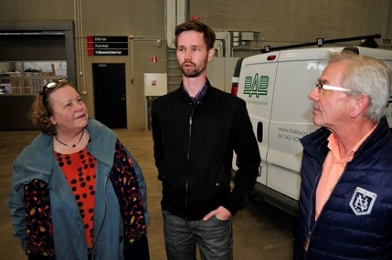 Riksdagsledamöterna Elisabet Knutsson och Rasmus Ling i samspråk med Ulf S. Gustafsson
