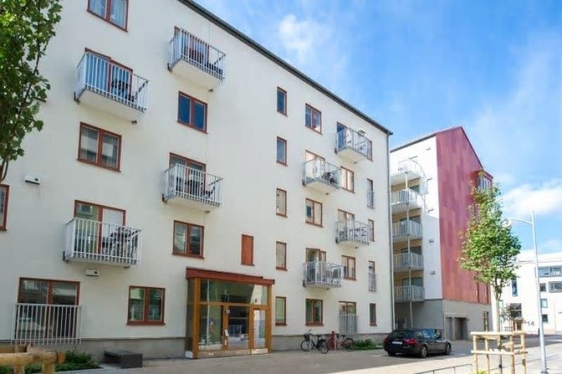 Deromes trähus på höjden i Kvillebäcken, Göteborg. Fasaden består av puts, men hela konstruktionen består av trä