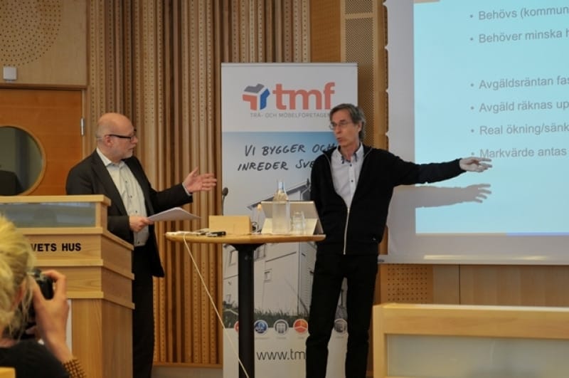 Moderatorn Stefan Attefall i diskussion med Hans Lind