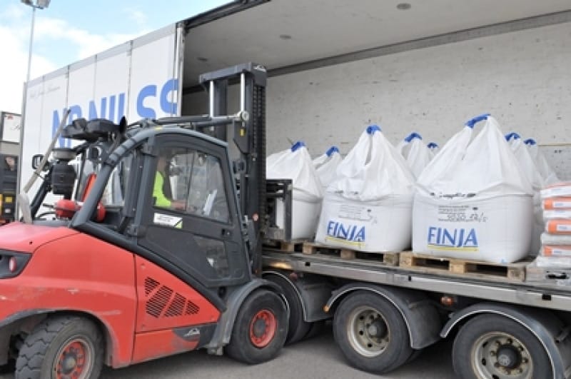 NP Nilsson lastar på varor på Finjas stora område