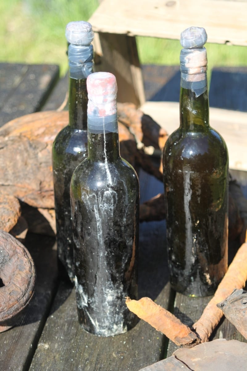 Här är några flaskor som tidigare hittats på havets botten av The Ocean Explorer Team