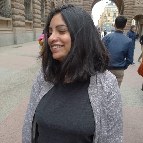 Nooshi Dadgostar skrattar åt dem som säger att reavinstskatten hindrar folk från att flytta